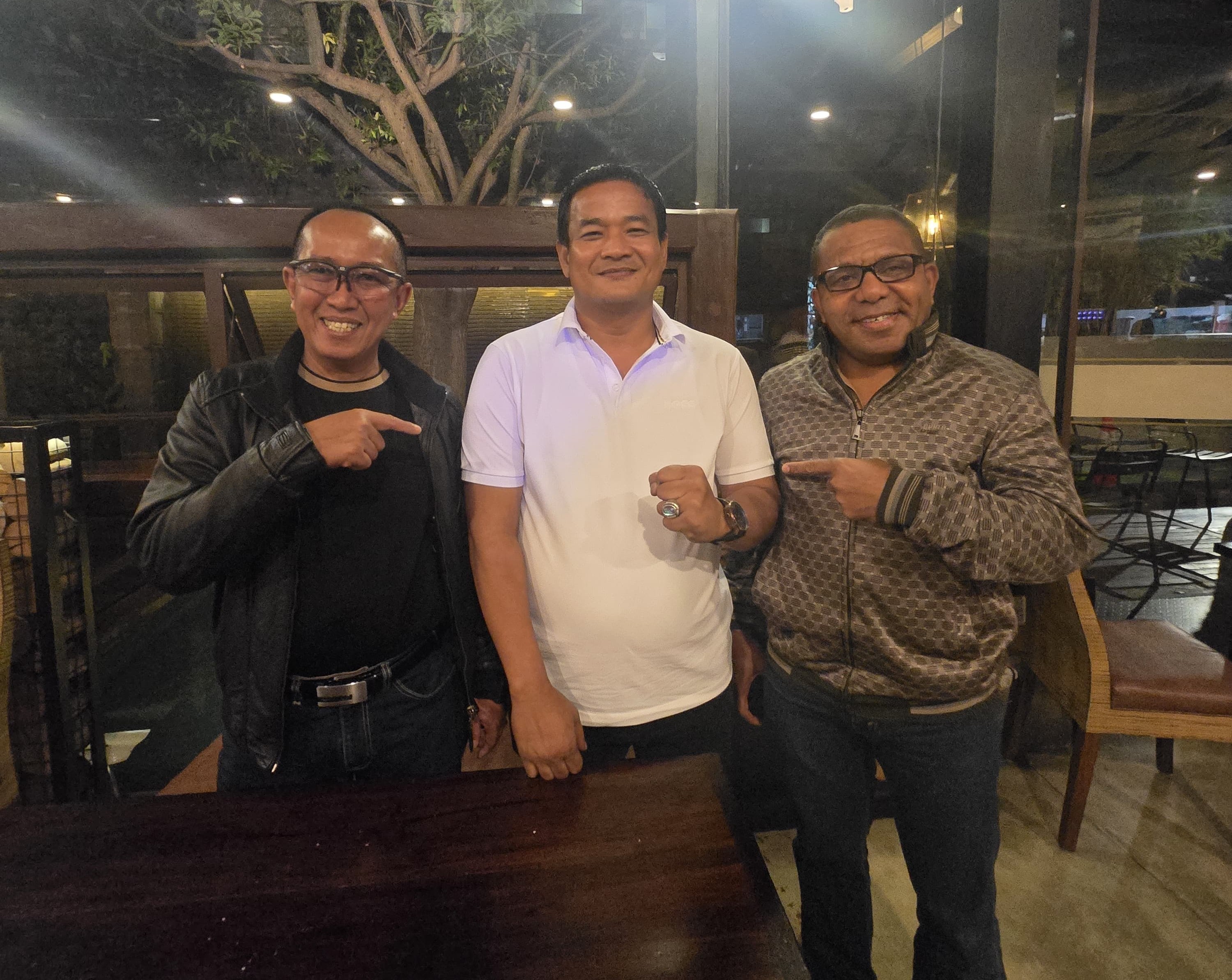 Danrem 032/Wirabraja Brigjen TNI Mahfud dan Irdam I/Bukit Barisan Brigjen TNI Josafath M. Robert Duka menerima kunjungan silaturahmi dari Tommy Irawan Sandra dan tim di Padang, Sabtu (13/9).