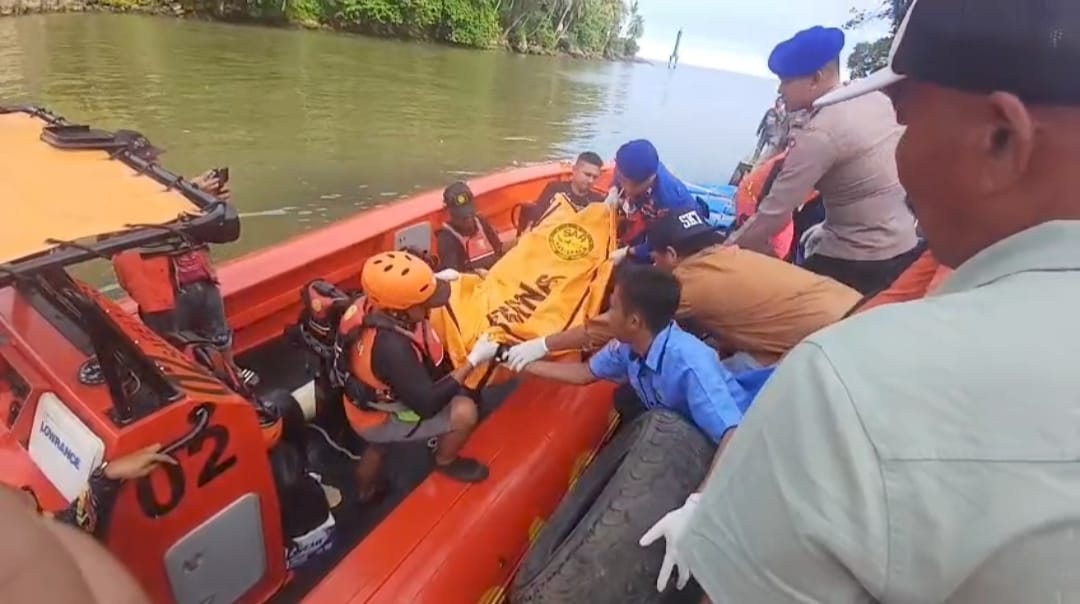 Tim SAR gabungan berhasil menemukan salah satu nelayan yang hilang, Senin (15/9/2025). Korban atas nama Dian (54) ditemukan dalam keadaan meninggal dunia.