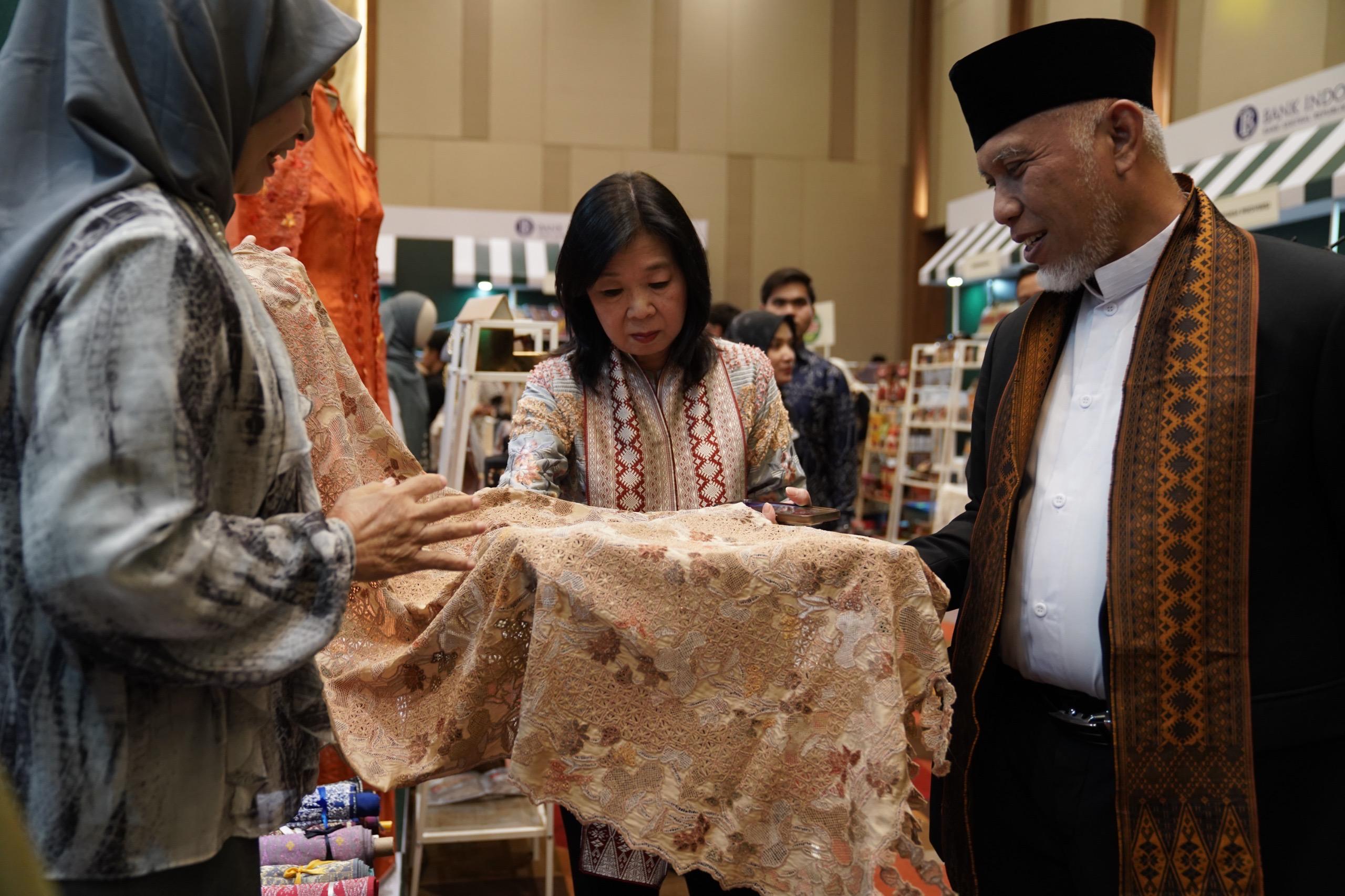 Deputi Gubernur Bank Indonesia, Filianingsih Hendarta bersama Gubernur Sumbar Mahyeldi Ansharullah melihat produk UMKM Sumbar pada ajang SCF 2025 di The ZHM Premiere Hotel Padang, 12-14 September 2025
