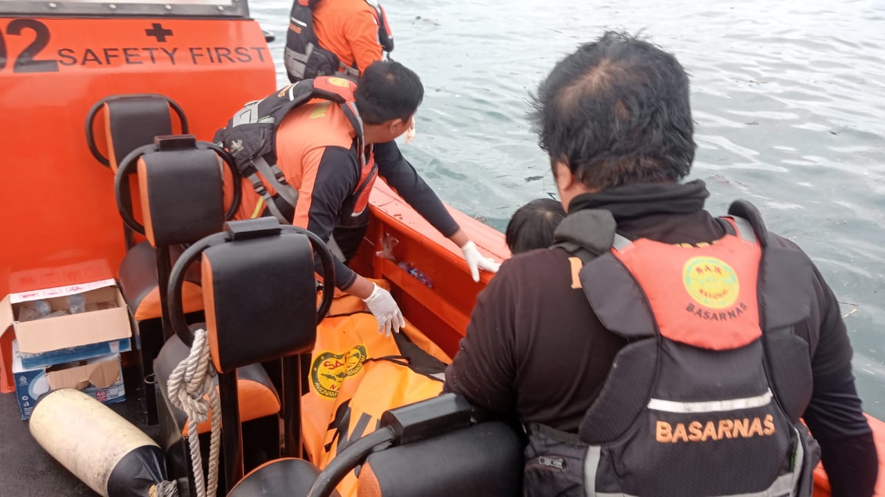 Tim SAR gabungan saat mengevakuasi korban terakhir yang hilang di perairan Pulau Pisang Gadang, Kota Padang, Senin (15/9/2025) sore.