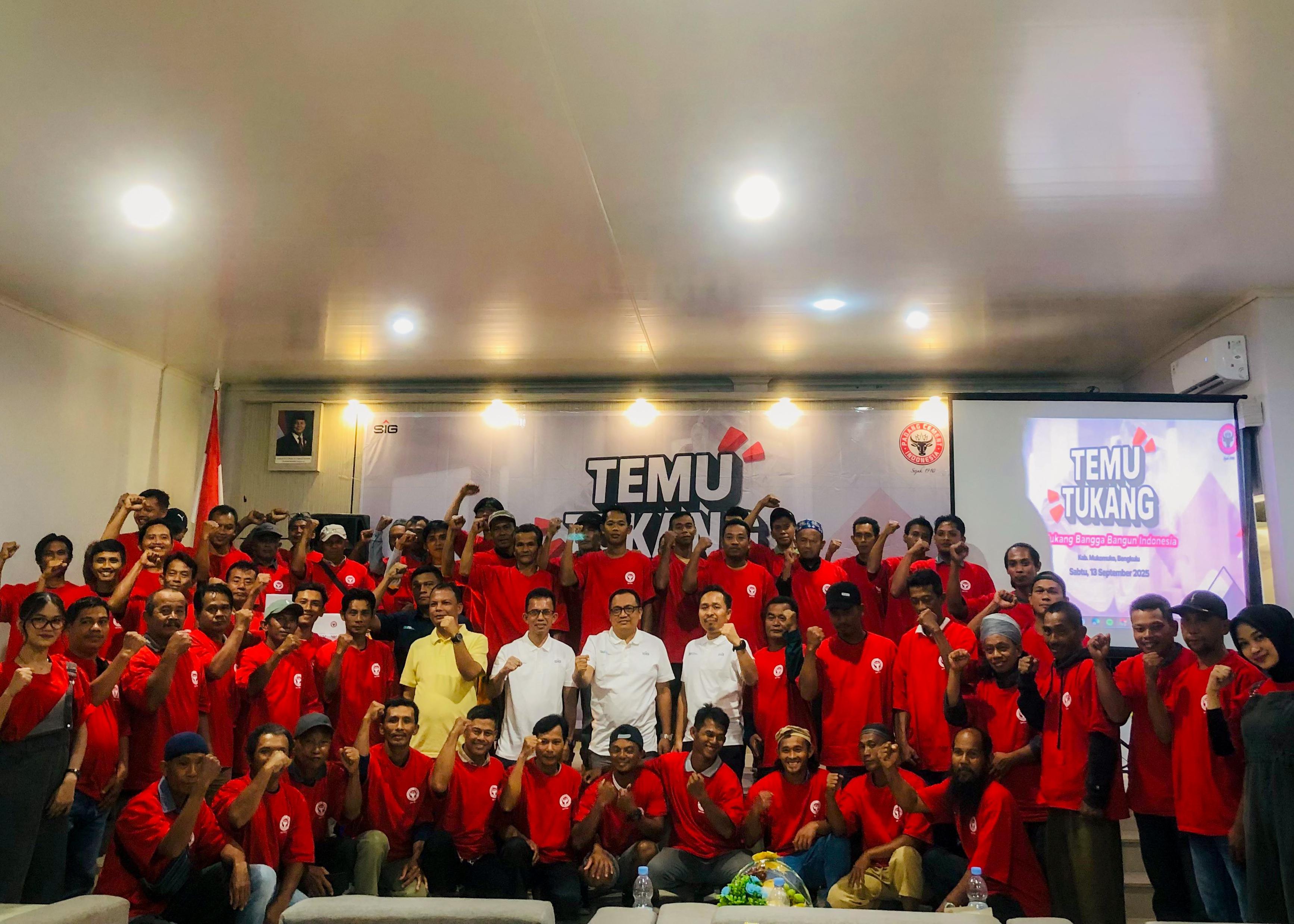 Semen Padang menggelar Temu Tukang di Mukomuko, diikuti 70 tukang bangunan, fokus pada pelatihan teknis dan penguatan kemitraan untuk pembangunan berkelanjutan.