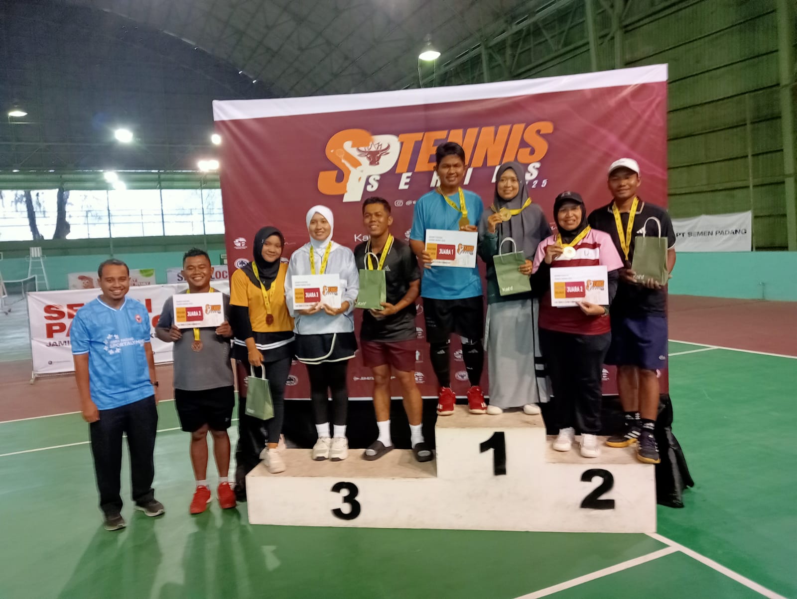 Fun Tennis Semen Padang 2025 berakhir sukses, jadi ajang silaturahmi pecinta tenis lintas komunitas, sekaligus wujud sportivitas dan kebersamaan karyawan perusahaan.