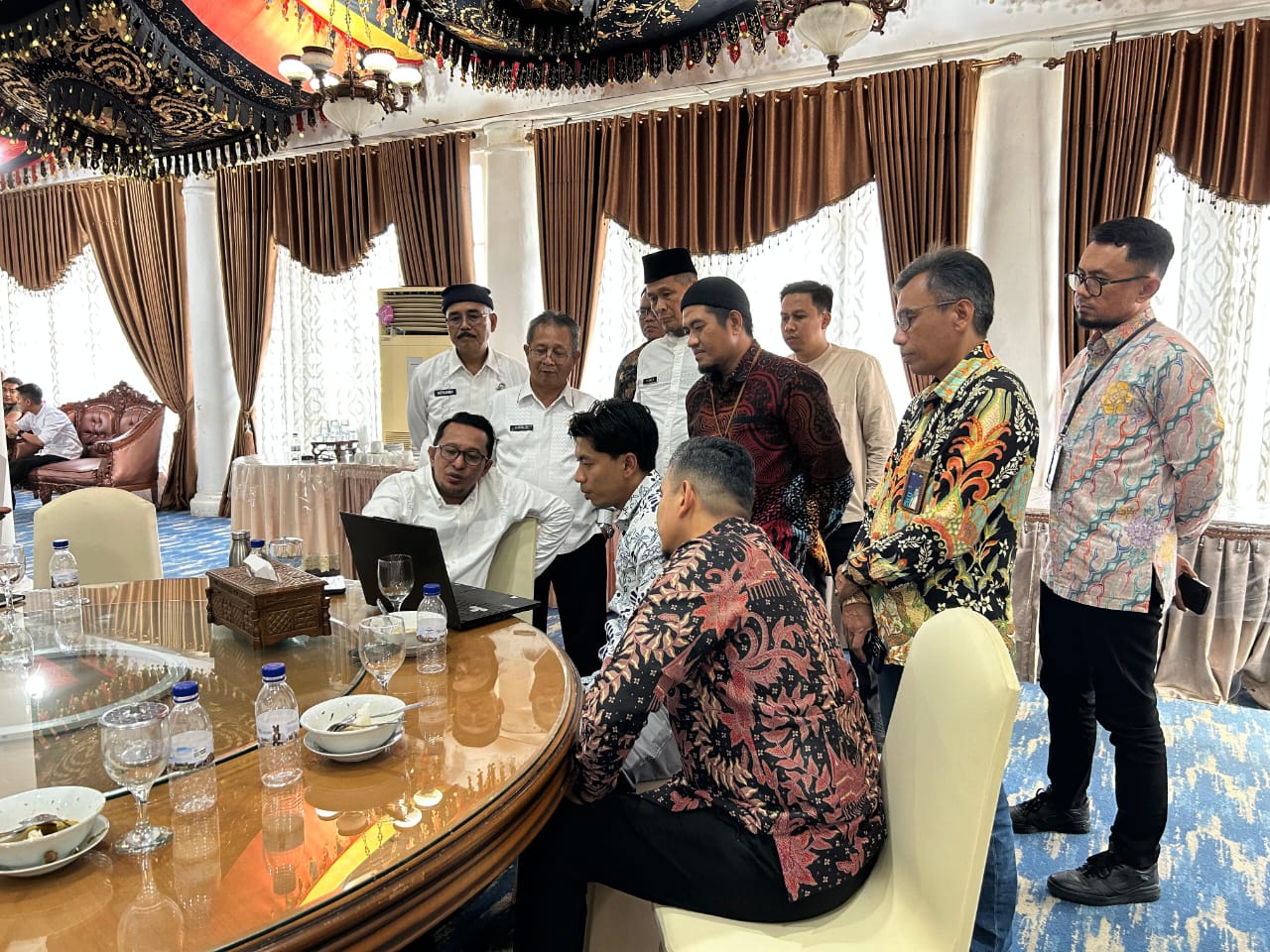 PLN UP3 Payakumbuh perkuat sinergi dengan Pemkab Tanah Datar pada Hari Pelanggan Nasional 2025 untuk tingkatkan layanan listrik andal, efisien, dan berkelanjutan.