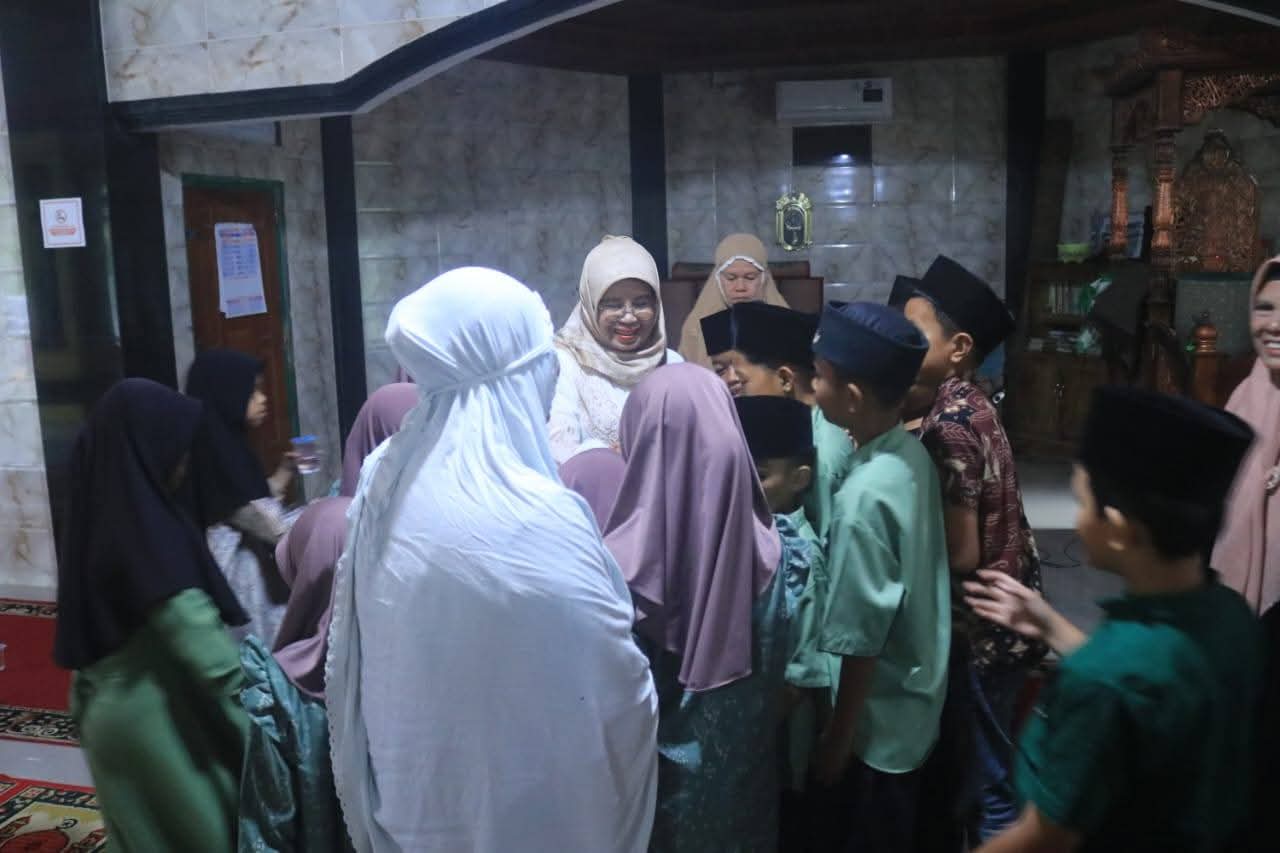 DUKUNGAN: Wabup Dharmasraya Leli Arni menghadiri Subuh Berjamaah dan Didikan Subuh di Masjid Nurul Huda, Nagari Silago, Minggu (14/9).