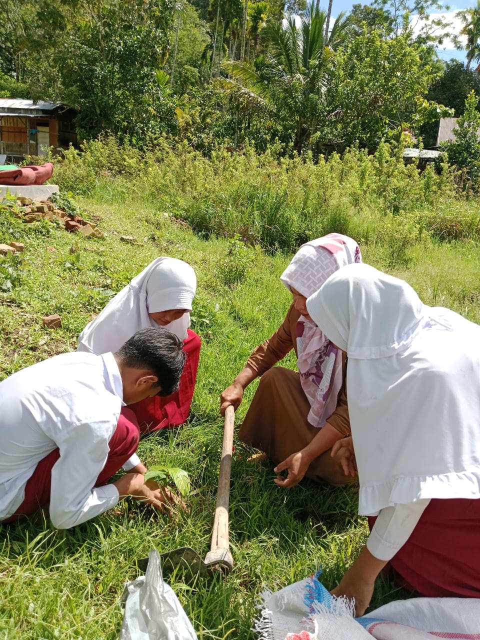 Peduli lingkungan: Murid UPTD SDN 08 Sarilamak melakukan penghijauan dengan menanam pohon.