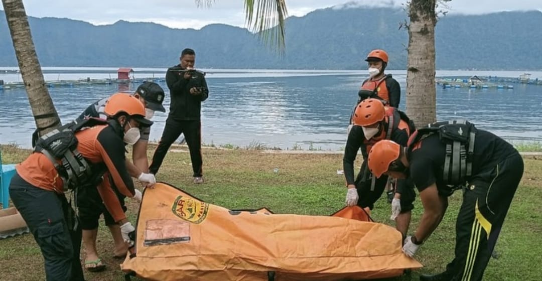 Pencarian nelayan hilang di Danau Maninjau berakhir duka. Dodi Prinando ditemukan meninggal oleh tim gabungan setelah empat hari pencarian intensif.
