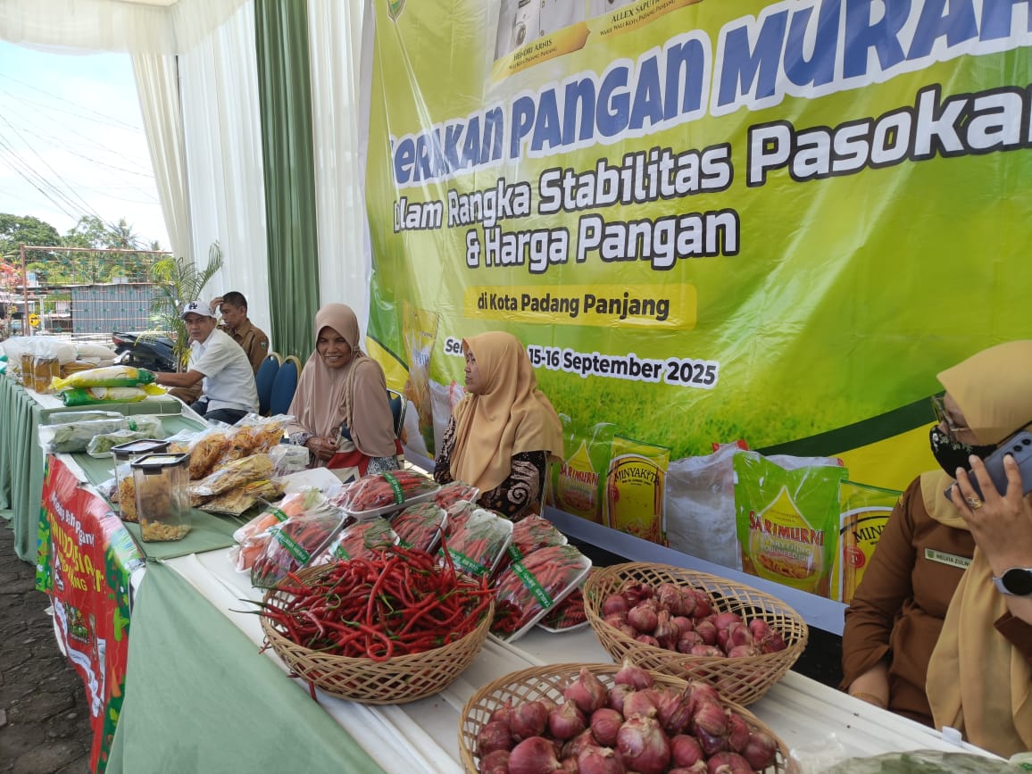 Bahan pokok yang dijual di stan Gerakan Pangan Murah di Kota Padangpanjang, Senin (15/9). Pasar murah akan berlangsung sampai Selasa (16/9).
