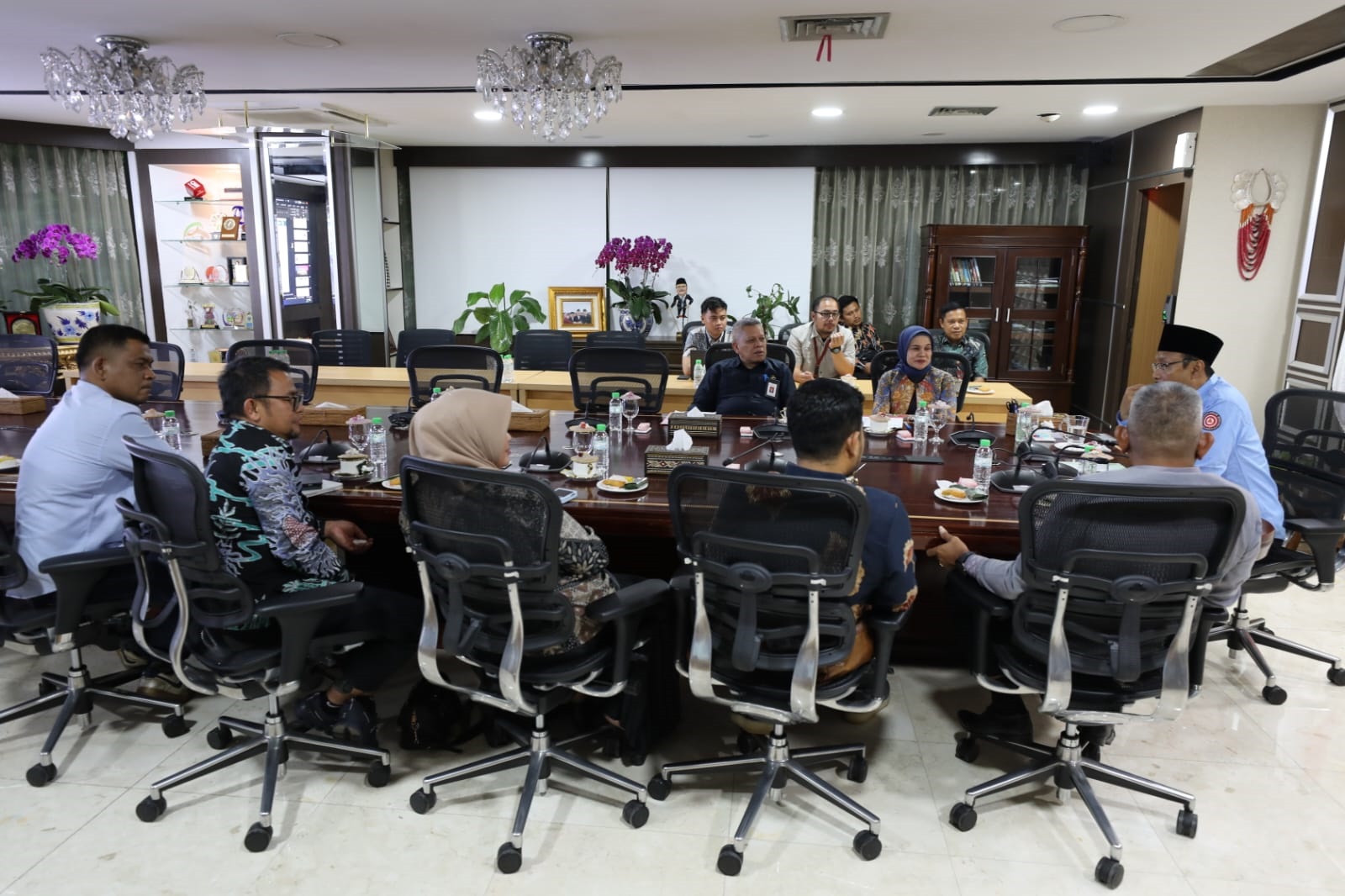 BAHAS USULAN: Pertemuan antara Menteri Sosial Syaifullah Yusuf dengan perwakilan DPRD dan Pemkab Limapuluh Kota di Kantor Kemensos, Jakarta, Kamis (11/9/2025).