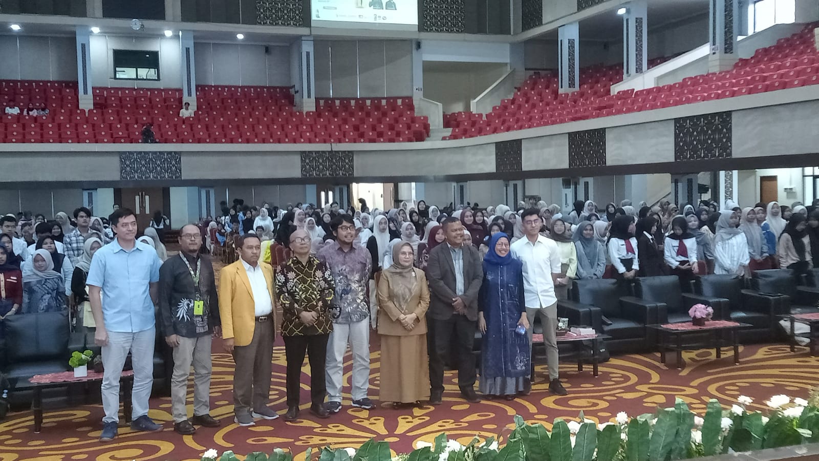 Pembukaan Ngaji Literasi x Semesta Buku di Auditorium UNP, Selasa (16/9/2025). Acara kolaborasi Gramedia dan UNP ini menghadirkan tokoh-tokoh literasi nasional.