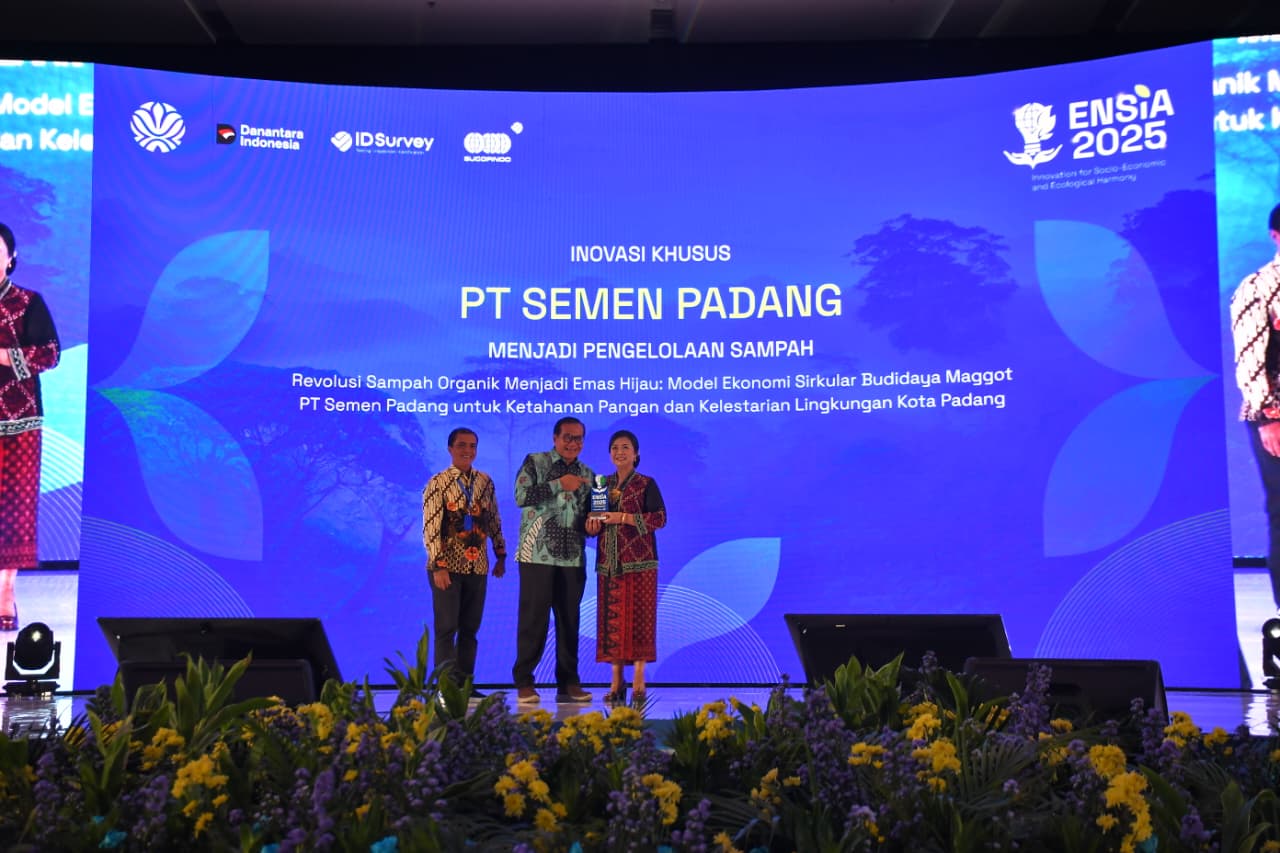 PT Semen Padang raih ENSIA 2025 dari Sucofindo lewat inovasi budidaya maggot, kurangi sampah organik sekaligus dorong ekonomi sirkular berkelanjutan.