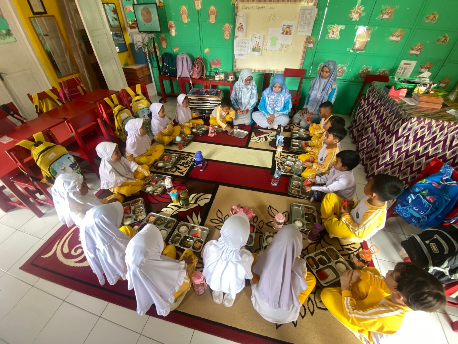 ANTUSIAS: Siswa TK Bhayangkari Payakumbuh menikmati makanan dari Program Makan Bergizi Gratis yang disediakan pemerintah sejak akhir Agustus 2025.