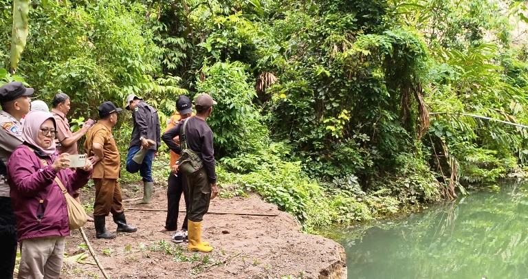 BENCANA: Tim BPBD Agam bersama sejumlah instansi melakukan survei ke lokasi tebing longsor yang menutupi aliran sungai di Ngarai Sianok, Jorong Pahambek, Kotopanjang, Ampekkoto, kemarin.