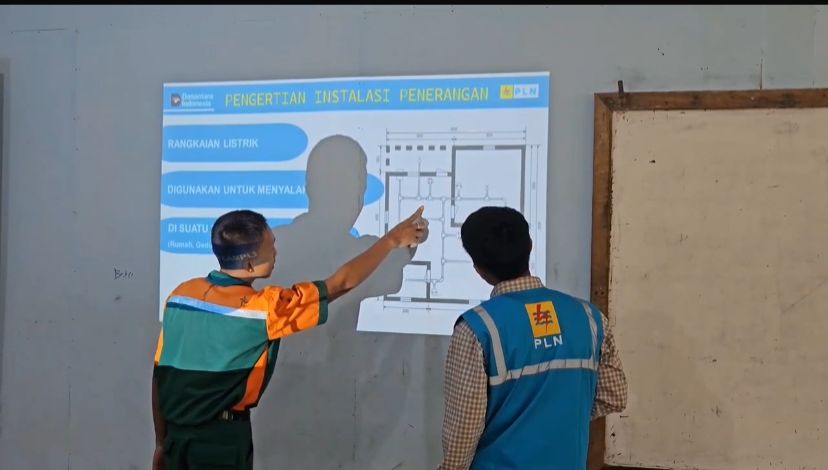 PLN UP3 Solok melalui ULP Sawahlunto gelar PLN Mengajar di SMKN 02 Sawahlunto, bekali siswa jurusan listrik dengan praktik keselamatan ketenagalistrikan sejak dini.