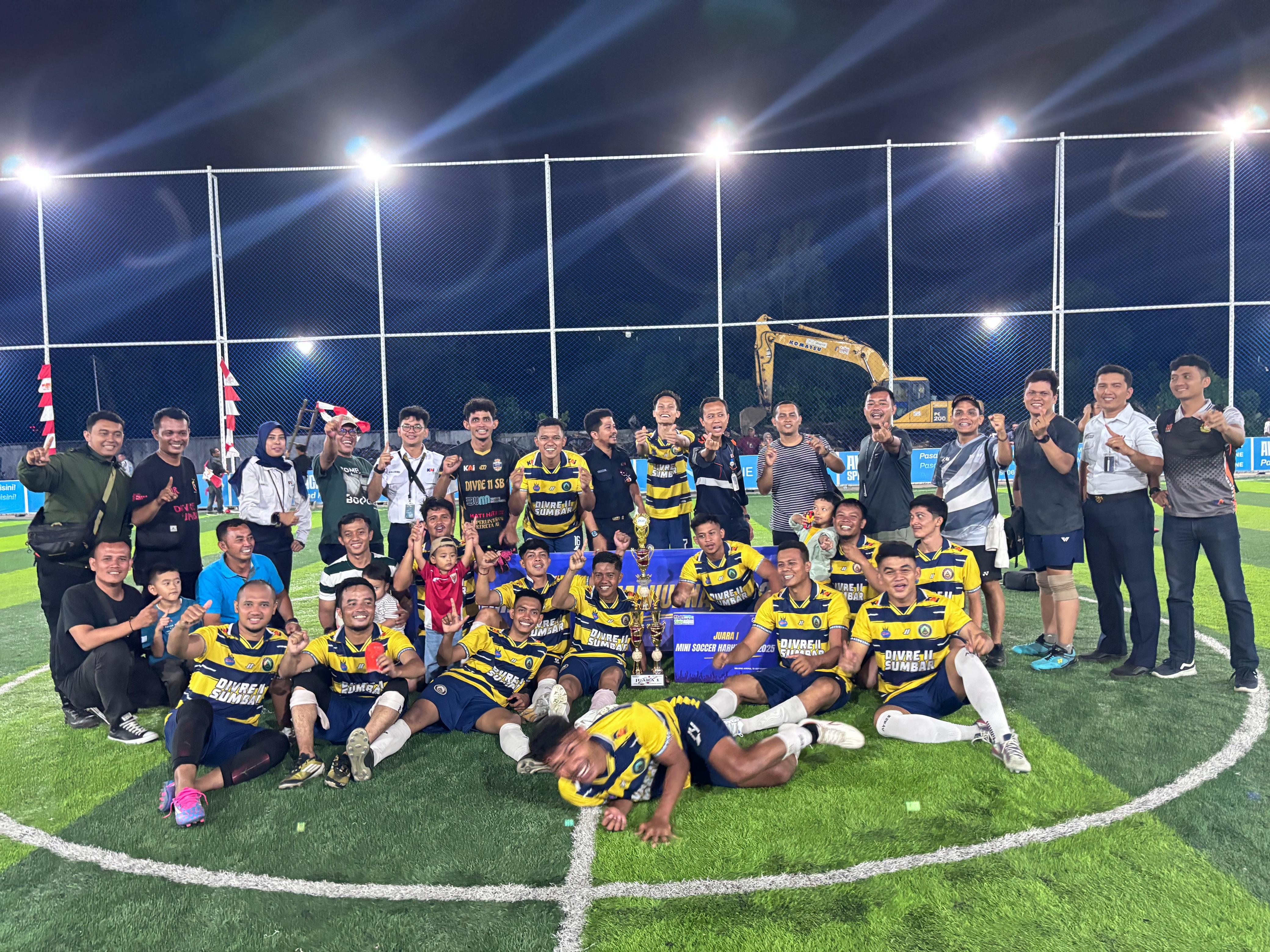 KAI Divre II Sumbar dinobatkan sebagai Juara Umum Lomba Olahraga Harhubnas 2025 usai menjuarai beberapa cabang, termasuk E-Sport Mobile Legend, minisoccer, dan badminton.