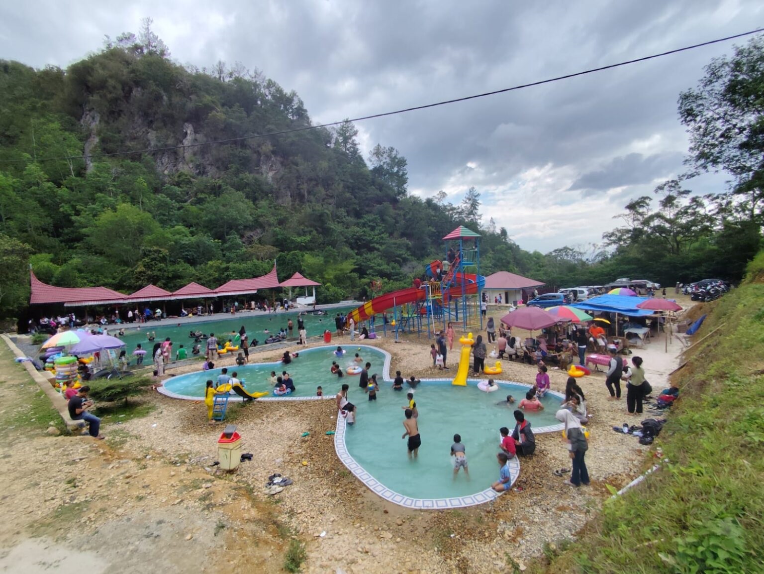 POTENSI: Pengunjung menikmati kejernihan air dan keasrian alam di Pemandian Lembah Mangkisi, Nagari Balaipanjang, Kecamatan Lareh Sago Halaban, Kabupaten Limapuluh Kota beberapa waktu lalu.