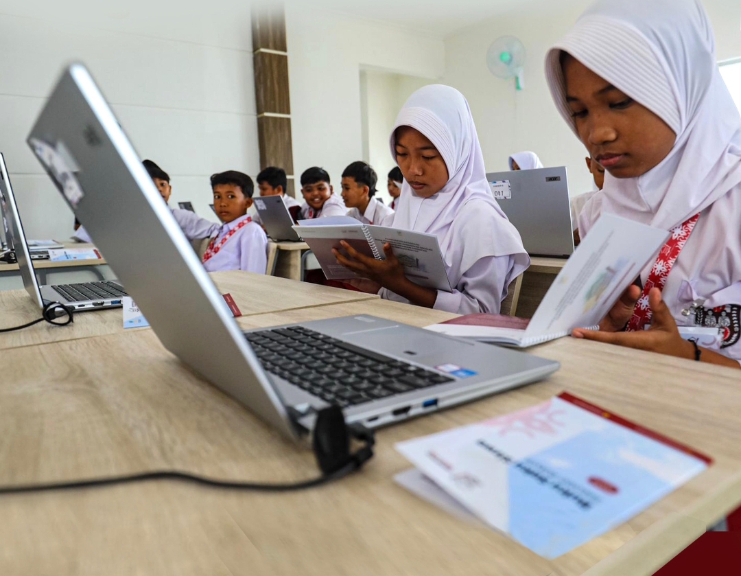 Siswa mengikuti pembelajaran melalui laptop. Kemampuan para siswa kini bisa makin terasah setelah mengikuti TKA.(Foto: Salman/ Jawa Pos)