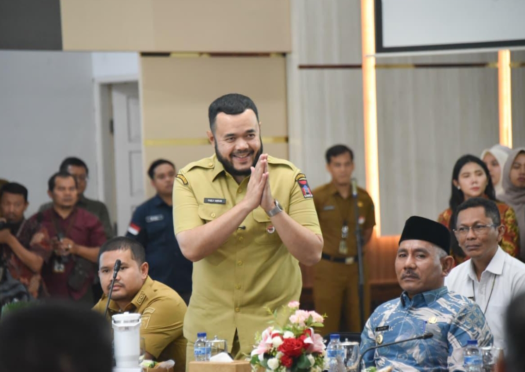 Wako Padang hadiri rakor Ketersediaan Pangan se-Sumatera Barat yang dipimpin Menteri Pertanian RI Andi Amran Sulaiman di Auditorium Gubernur Sumbar, Selasa (16/9/2025).(Foto: Prokopim)