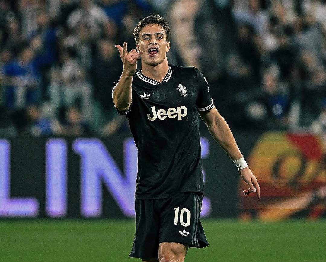 Kenan Yildiz merayakan golnya yang identik dengan tendangan legendaris Alessandro Del Piero saat Juventus vs Borussia Dortmund 4-4, Liga Champions 2025/2026. (Foto: Instagram @juventus)