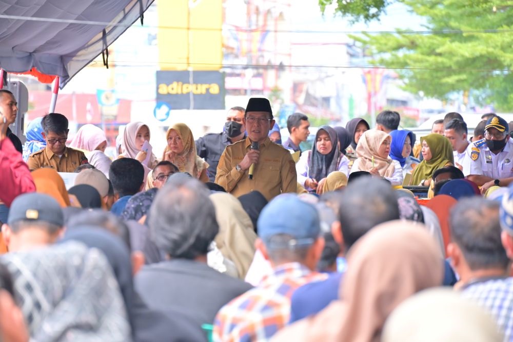 PERCEPAT PEMULIHAN: Wali Kota Payakumbuh Zulmaeta memberi sambutan usai menyerahkan bantuan tunai kepada pedagang korban kebakaran Pasar Blok Barat di posko penanganan kebakaran, Selasa (16/9).