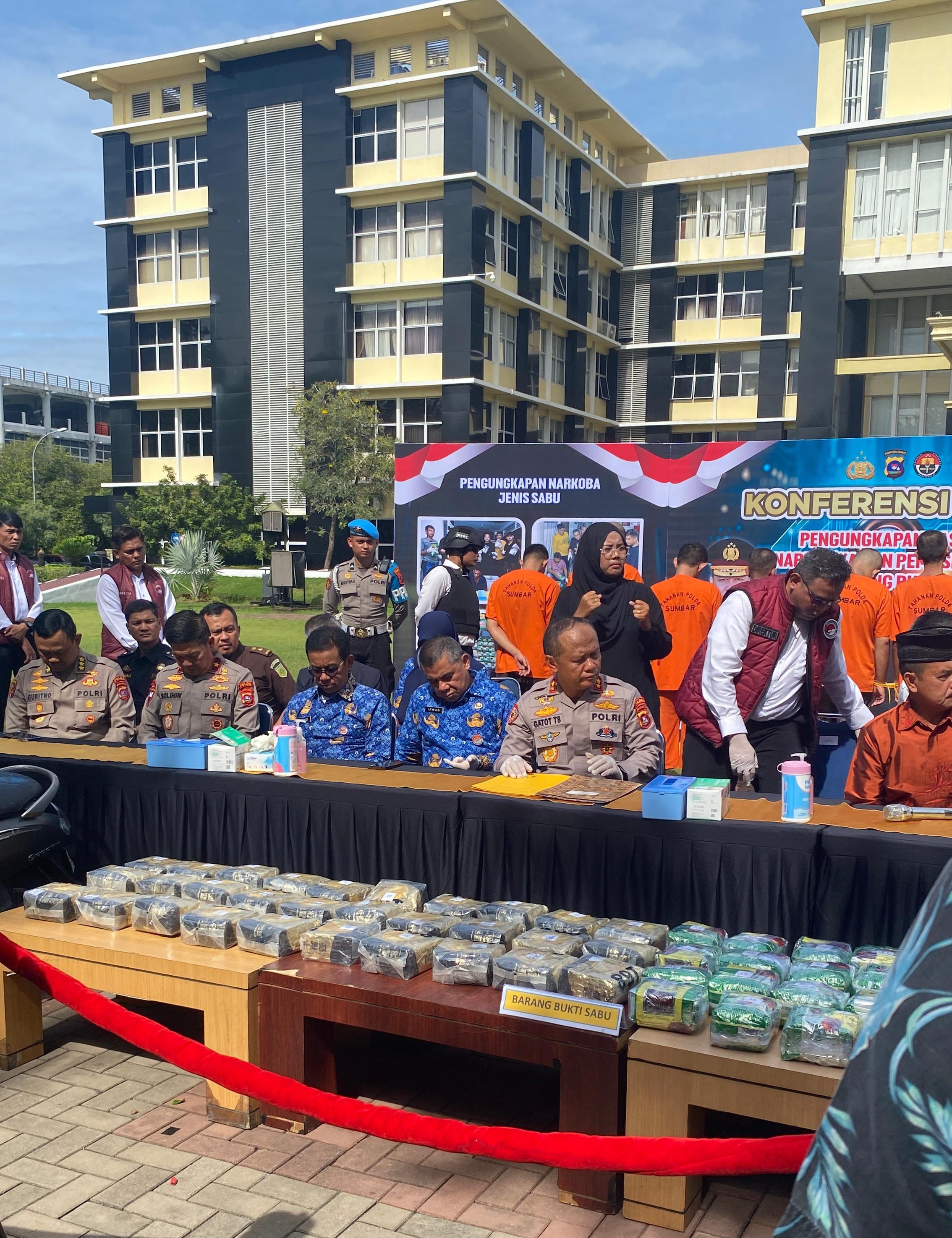 BARANG BUKTI: Polda Sumbar saat menggelar konferensi pers terkait pengungkapan kasus narkotika jenis sabu sebanyak 50 kg di Mapolda Sumbar, kemarin.