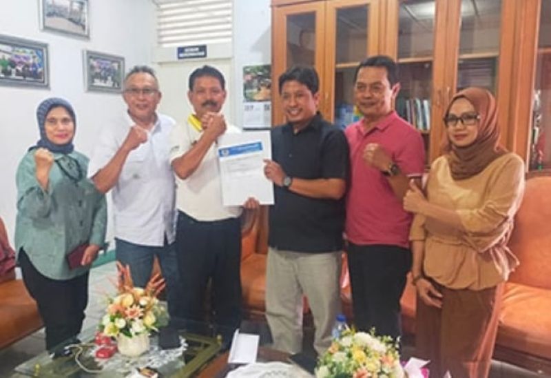 Ketua SIWO PWI Sumbar Syaiful Husein, serahkan surat dukungan kepada calon Ketua KONI Sumbar, Hamdanus.