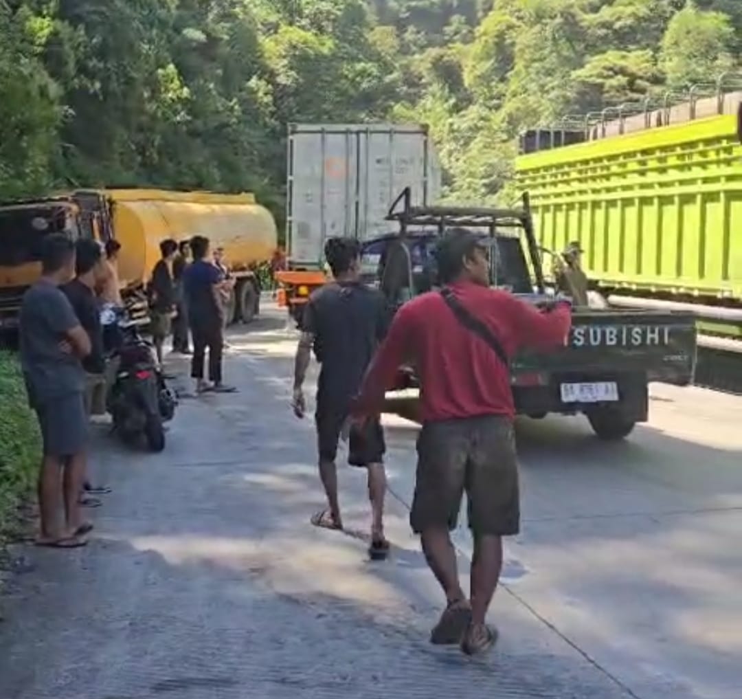 Polisi terapkan sistem buka tutup, arus lalin melintas bergantian di Jalur Sitinjaulauik Padang-Solok pasca truk batubara rusak dan kecelakaan truk CPO, Kamis (18/9/2025).