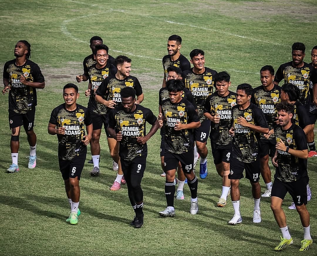 Pemain Semen Padang FC menjalani sesi latihan jelang laga tandang menghadapi Persebaya Surabaya di BRI Super League 2025/2026. (Foto: Instagram Semen Padang FC)
