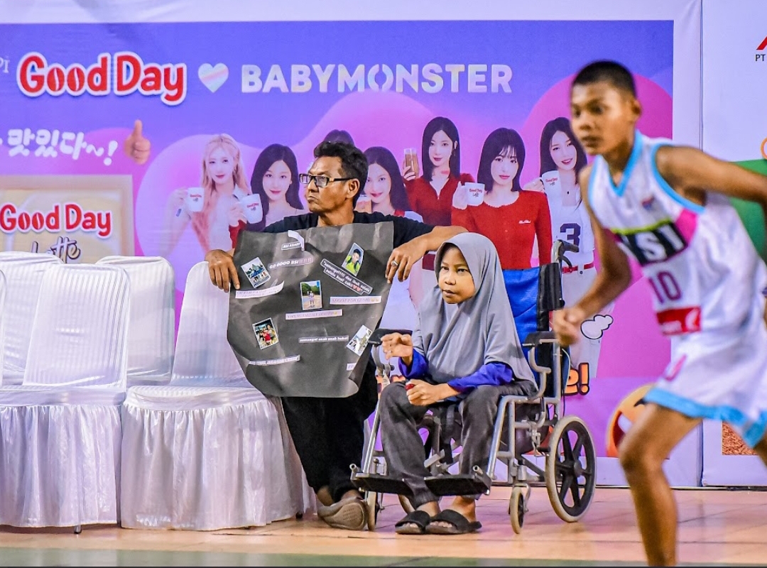 Dari kursi roda, Nyimas Dewi Arimbi memanjatkan doa bagi anaknya Zaki yang berlaga di DBL 2025. (Foto: DBL Indonesia)