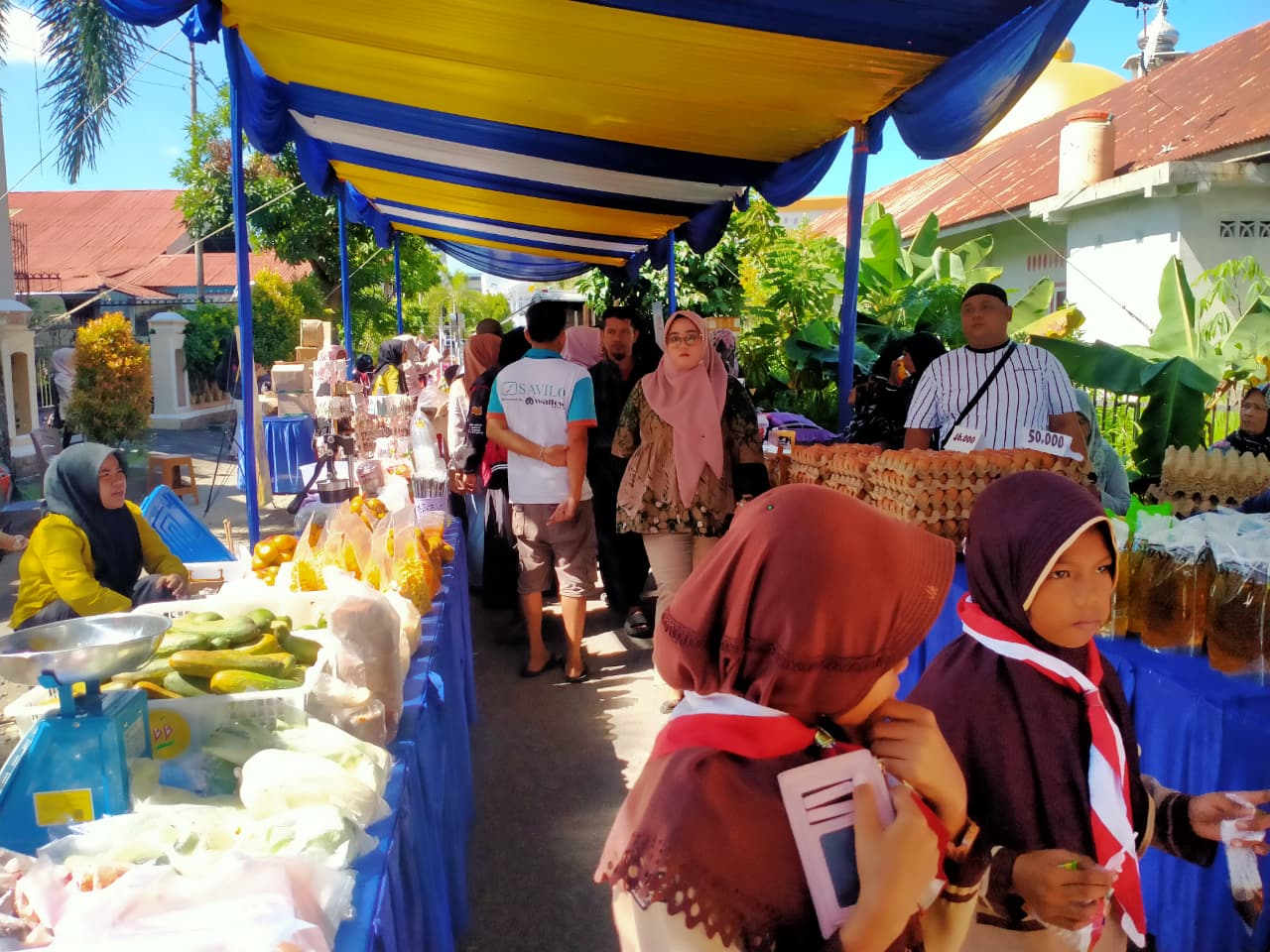 Suasana Pasar Murah di halaman Kantor Lurah Padangpasir, Padang, Kamis (18/9). Tak hanya diminati warga sekitar tapi juga dari luar Padangpasir.