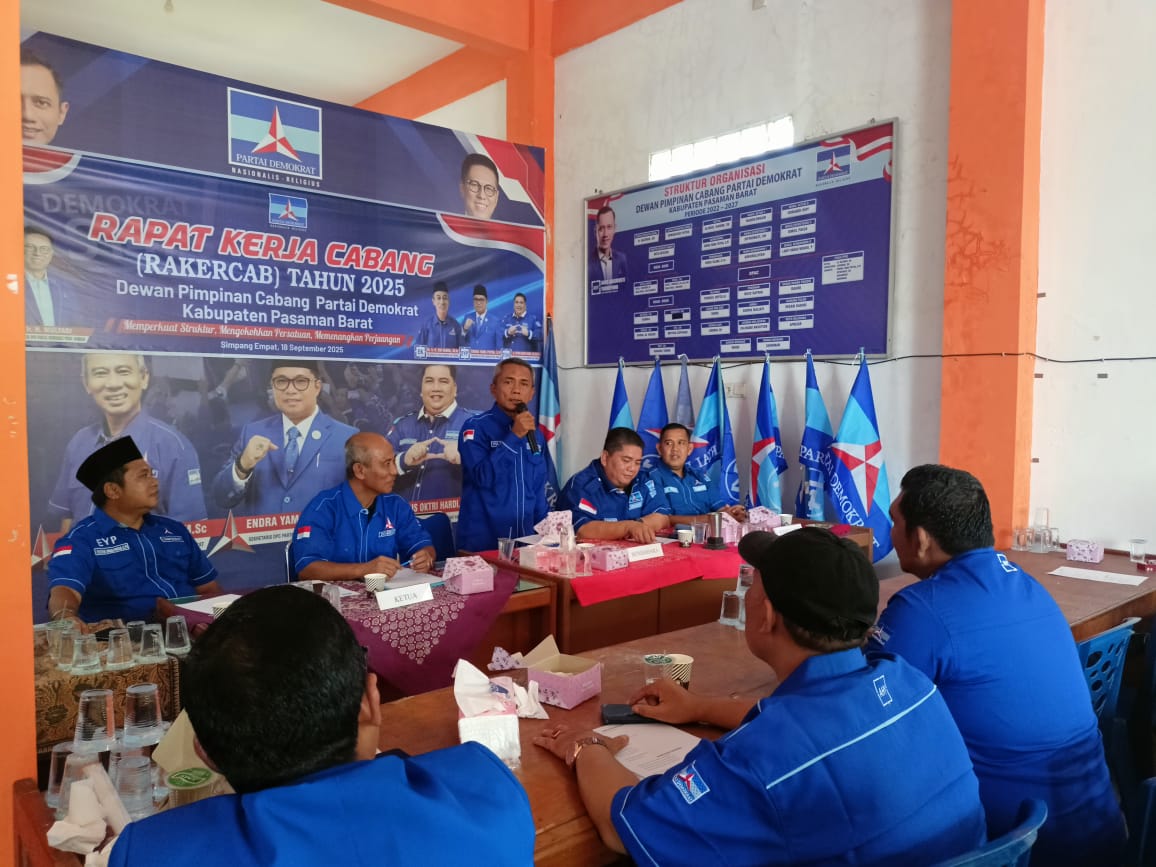 Suasana DPC Partai Demokrat Kabupaten Pasaman Barat menggelar Rakercab di Sekretariat DPC Partai Demokrat, Simpang Empat Nagari Lingkungan Aua Baru, Kecamatan Pasaman,&nbsp;Kamis,&nbsp;(18/9/2025).