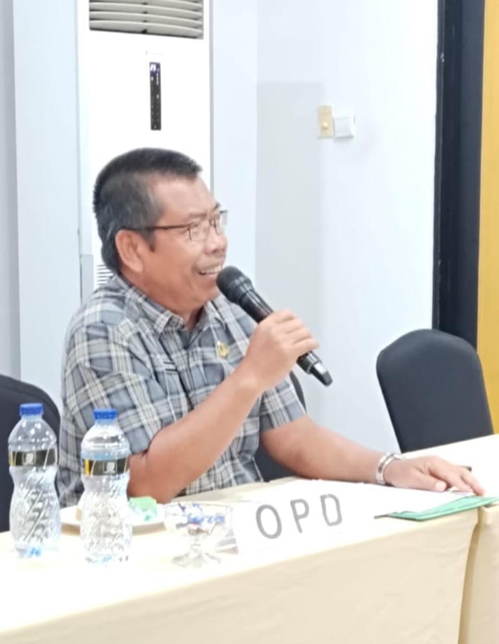 MATANGKAN PERSIAPAN: Kepala Dinas Lingkungan Hidup Kabupaten Dharmasraya, Budi Waluyo, saat memberikan keterangan pers terkait persiapan pelaksanaan World Cleanup Day 2025.