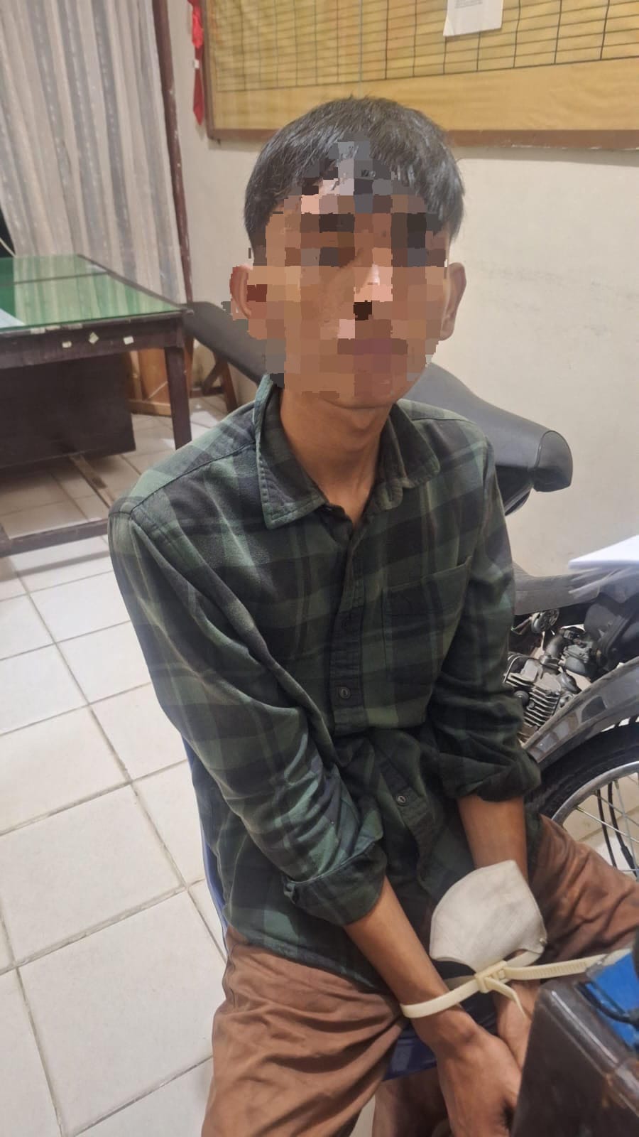 TIDAK BERKUTIK: Tersangka APJ alias Agung, 22, pelaku pencurian pompa air, saat diamankan oleh Tim Satreskrim Polres Payakumbuh, Selasa (16/9).