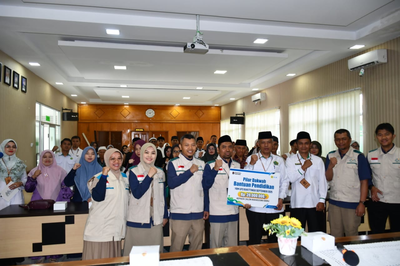 PLN UP3 Bukittinggi melalui YBM salurkan bantuan pendidikan ke siswa berprestasi tujuan Al Azhar Kairo dan Monash University, dukung generasi muda berdaya saing.