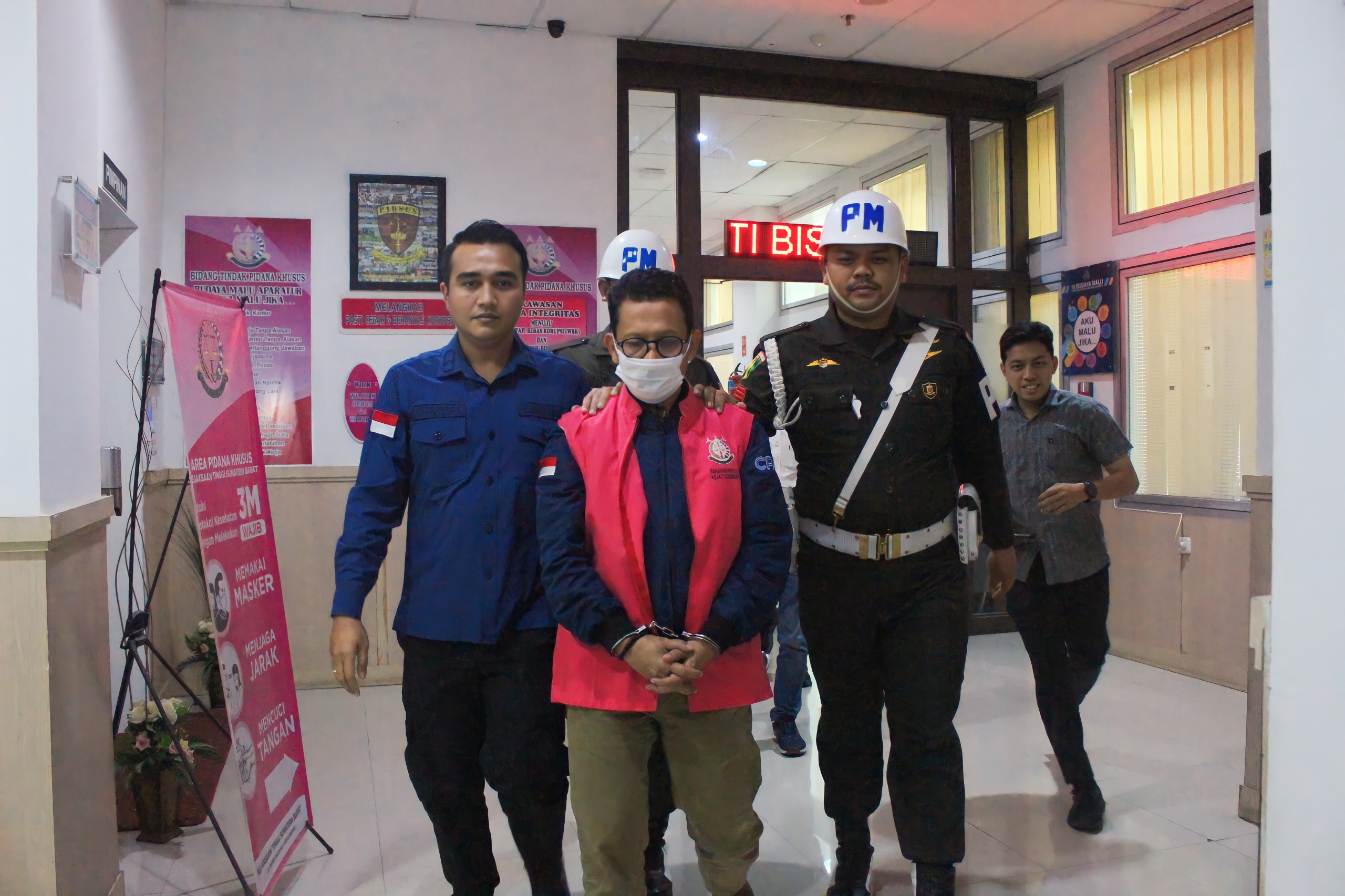 Supervisor Pelaksanaan Audit Laporan Keuangan Perumda PSM, TA, saat digiring oleh petugas Kejati Sumbar, kemarin.