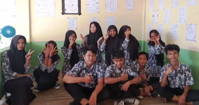 DEKAT: Siswa UPT SMP Negeri 3 Batipuh Selatan terlihat akrab.