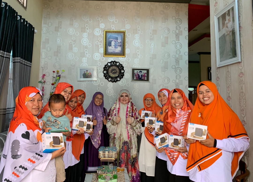 Anggota DPR RI Fraksi PKS, Hj. Nevi Zuairina, menyerahkan bantuan pengeras suara kepada Komunitas Rumah Keluarga Indonesia (RKI) dan rumah baca.(Foto: Tim NZ)
