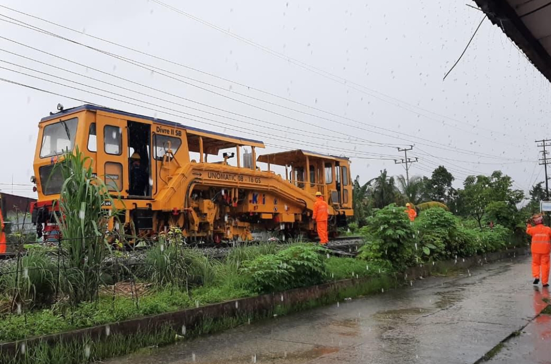 Alat berat excavator disiagakan KAI Divre II Sumbar untuk percepatan perbaikan rel kereta terdampak hujan deras. (Foto: Humas)