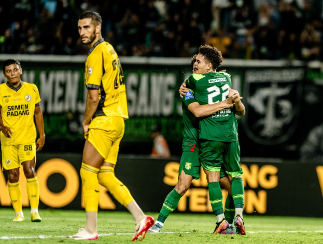 Bruno Moreira merayakan gol tunggal Persebaya ke gawang Semen Padang di BRI Super League 2025. (Foto: persebaya.id)
