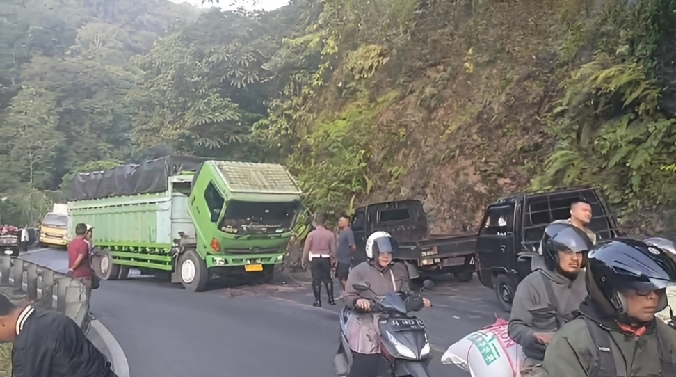 Truk rusak di tanjakan Silaiang Kariang, Padang-Bukittinggi, Jumat (19/9/2025). (Satlantas Polres&nbsp;Padangpanjang)