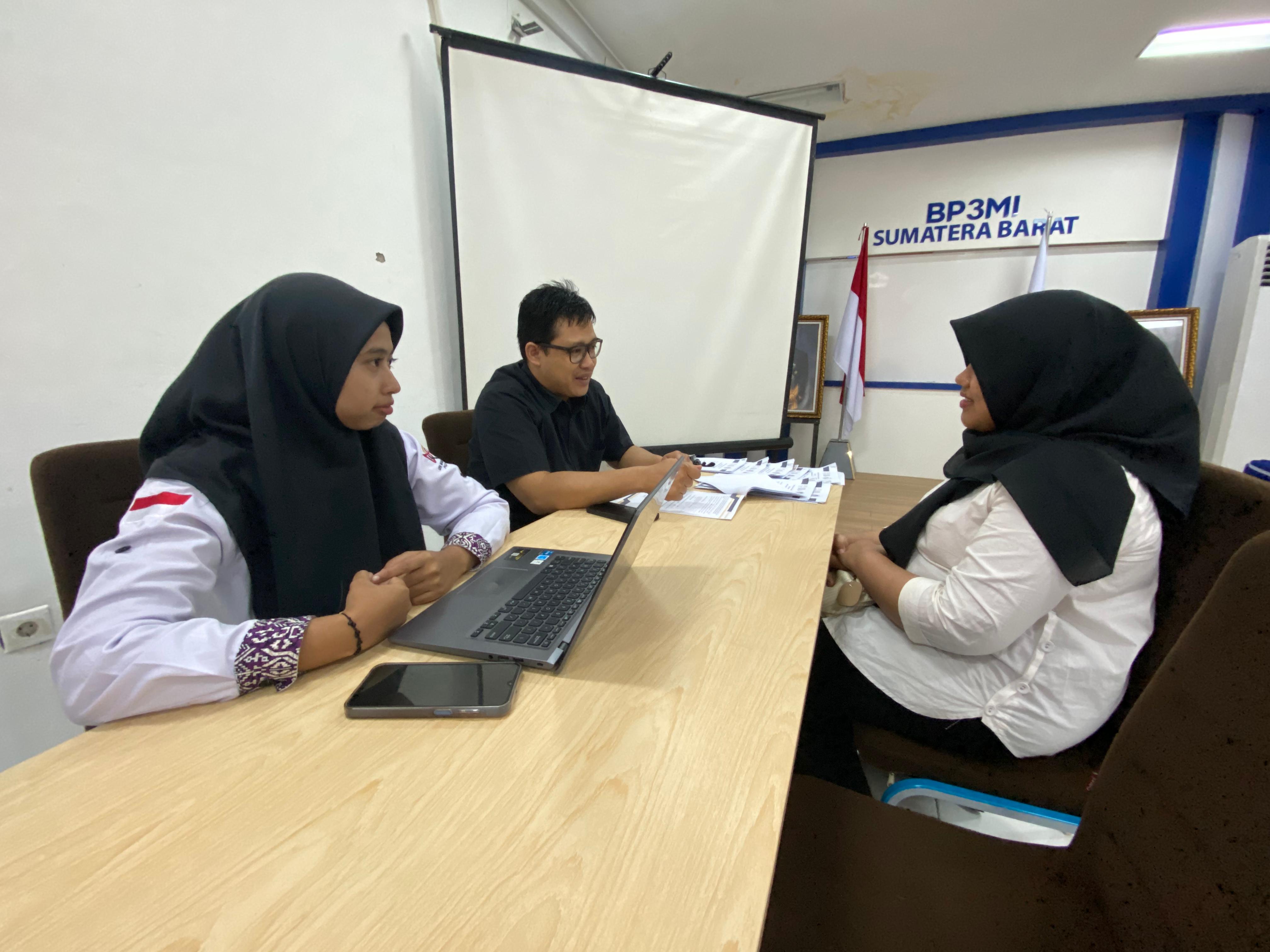 Salah seorang peserta seleksi pelatihan Bahasa Jepang sedang diwawancarai di Kantor BP3MI Sumbar, Kamis (18/9).