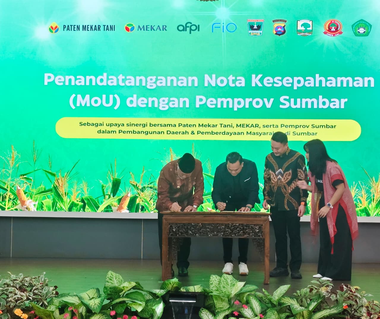 Gubernur Sumbar, Mahyeldi menandatangani MoU dalam acara AgriYouth Talks bertema &ldquo;Investasi Masa Depan: Pertanian dan Finansial untuk Generasi Muda&rdquo; di Auditorium Gubernuran, Kamis (18/9).