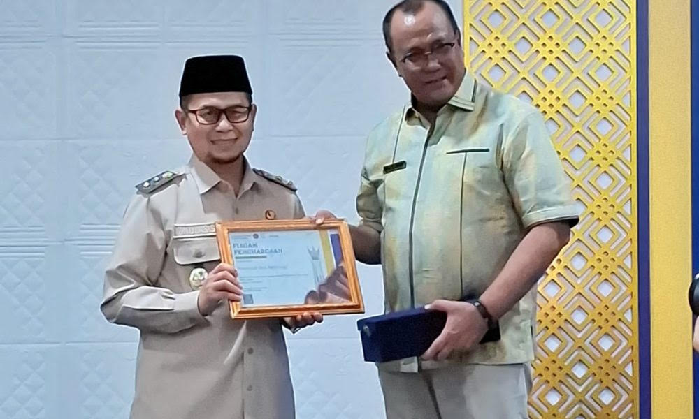 PRESTASI: Wakil Wali Kota Bukittinggi, Ibnu Asis, menerima penghargaan dalam kegiatan Stakeholder&rsquo;s Day dan Forum Konsultasi Publik di Aula KPPN Bukittinggi, Kamis (18/9).
