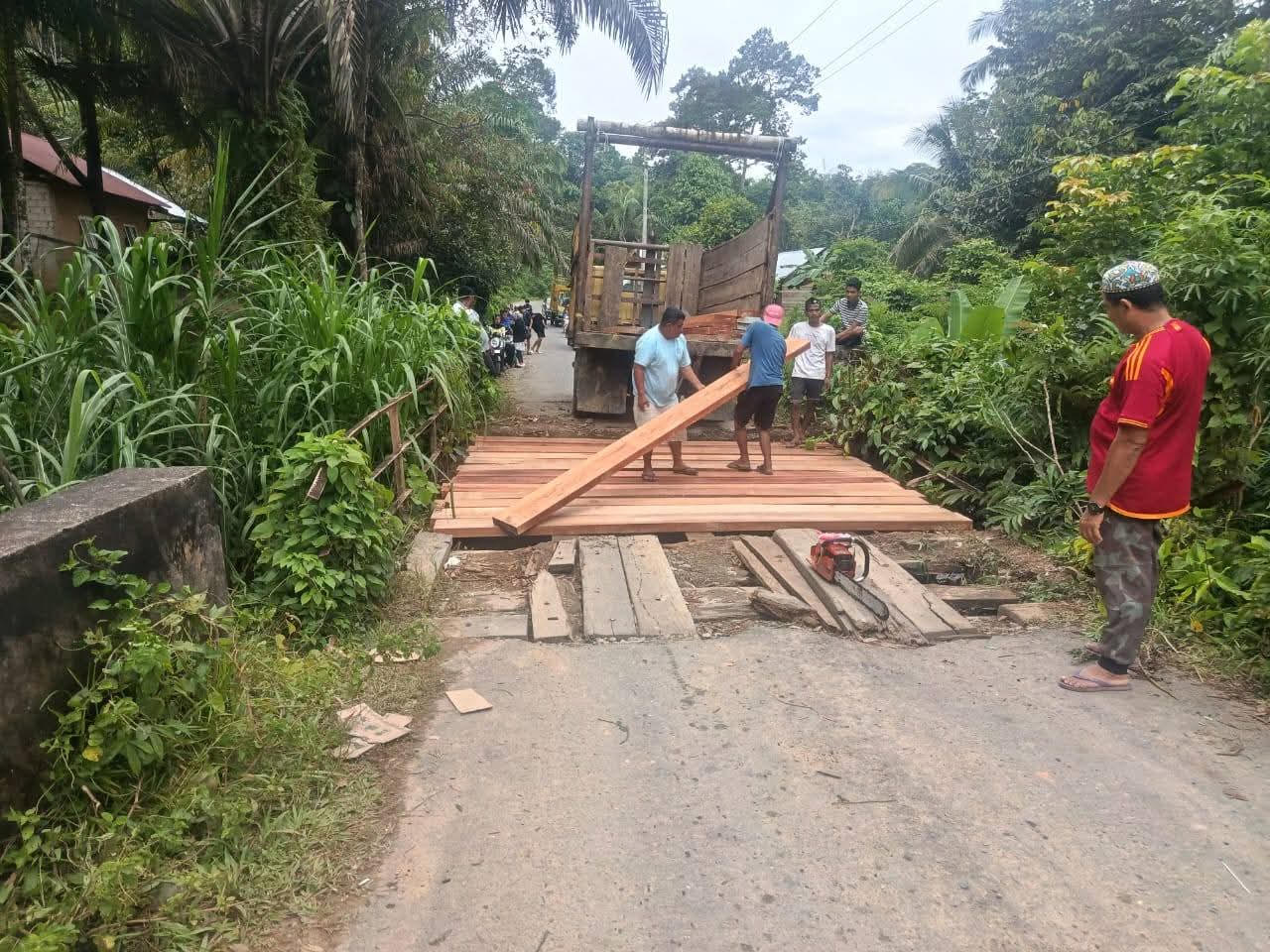 Ilustrasi perbaikan jembatan.