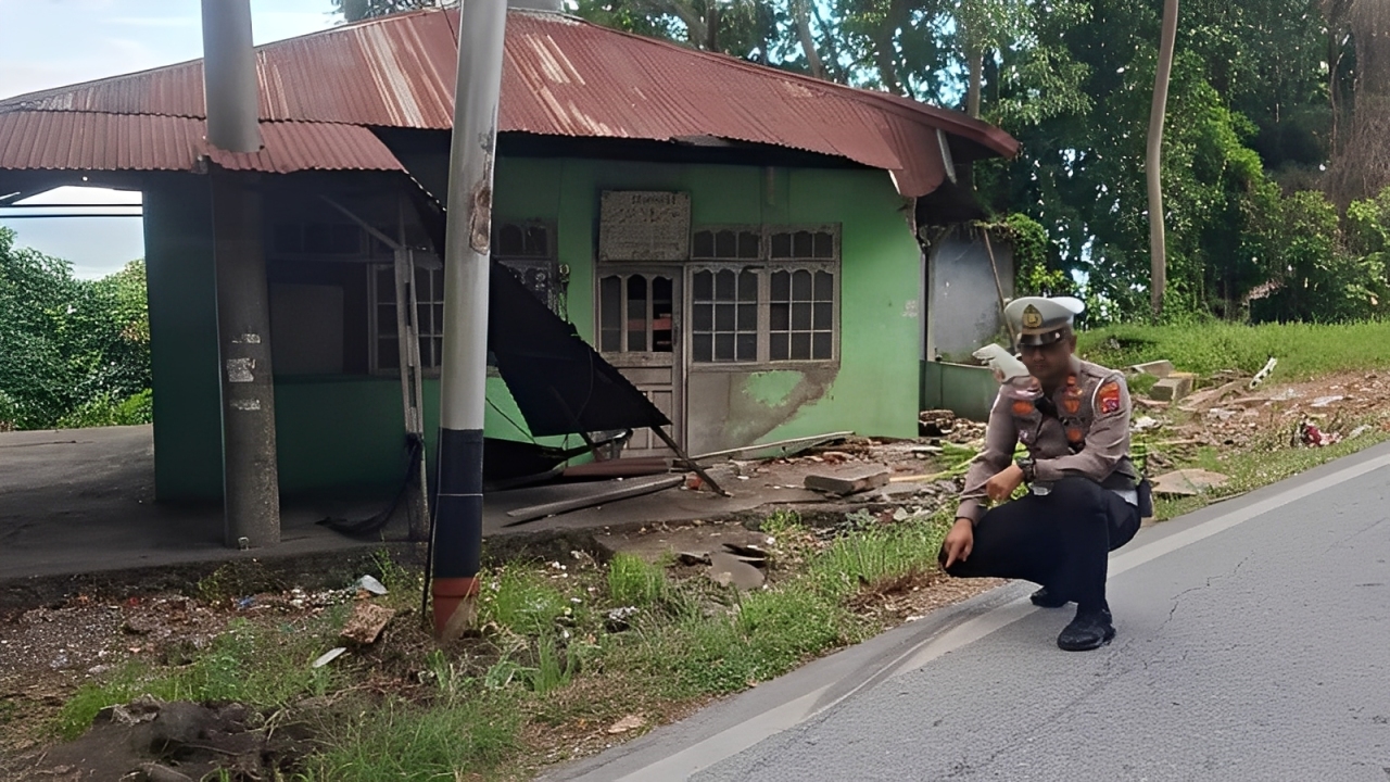 Penanganan kecelakaan lalu lintas oleh Satlantas Polres Solok Kota di TKP kecelakaan Bus NPM hilang kendali, Jumat (19/9/2025). (Satlantas Polres&nbsp;Solok&nbsp;Kota)