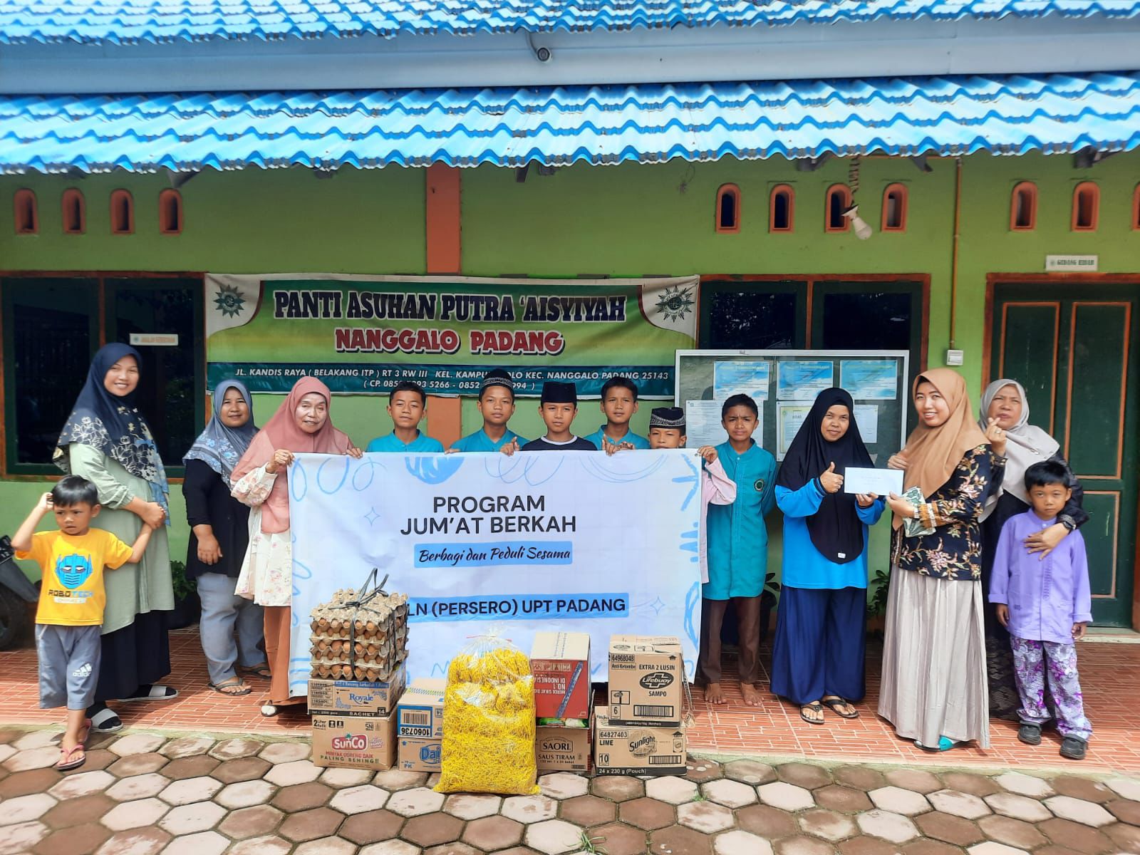 PLN UIP3B Sumatera rayakan Hari Pelanggan Nasional dengan Jumat Berkah, salurkan bantuan sembako, perlengkapan, dan dana operasional untuk anak panti asuhan.