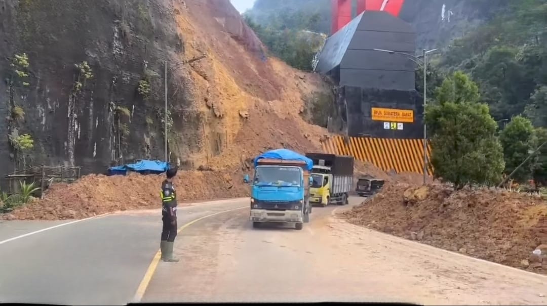 Akses jalan utama Sumbar-Riau di Kelok 9 kembali dibuka dua jalur usai longsor, Satlantas pastikan lalu lintas lancar sejak Jumat pagi.