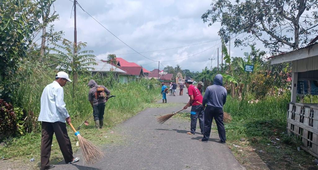 Sejumlah warga antusias melaksanakan gotong royong membersihkan lingkungan.