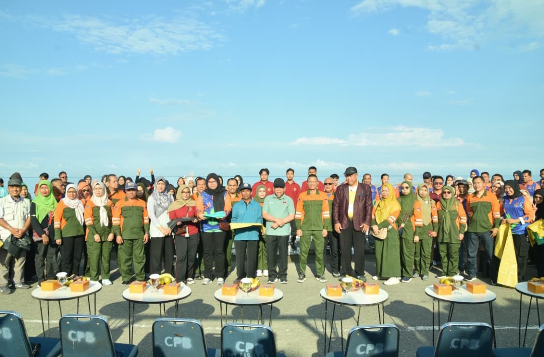 Wawako bersama Relawan, perangkat daerah dan bank sampah yang berpartisipasi dalam aksi bersih-bersih Pantai Padang pada World Clean Up Day 2025. (Foto: Prokopim)