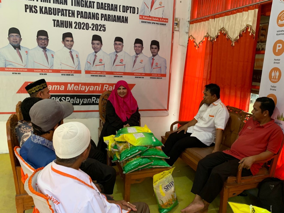 Anggota DPR RI Fraksi PKS, Hj. Nevi Zuairina, menitipkan bantuan beras kepada delapan DPD PKS di wilayah Sumatera Barat II. (Foto: Tim NZ)