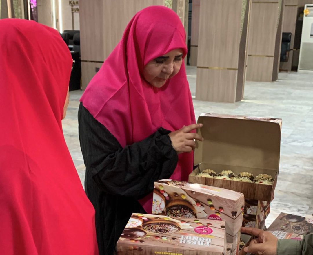 Nevi Zuairina meninjau dan berbelanja produk UMKM lokal Sumbar. (Foto: Tim NZ)